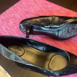Calvin Klein patent black kitten heel pumps SZ40 (fits 8/8.5) wear with ANYTHING